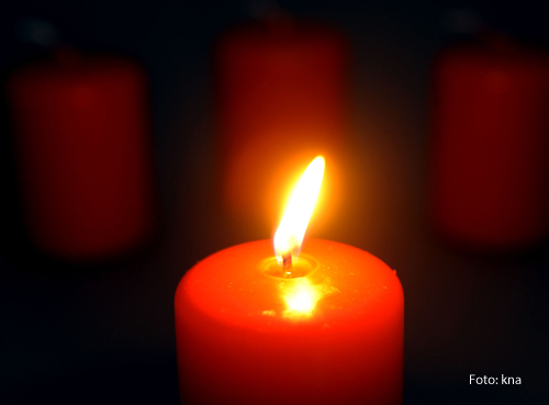 Die erste Kerze am Adventskranz brennt. 