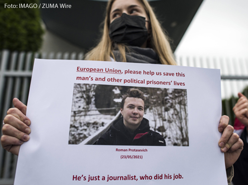 Eine Frau hält ein Foto des verhafteten belarussischen Journalisten Roman Protesevich in der Hand.