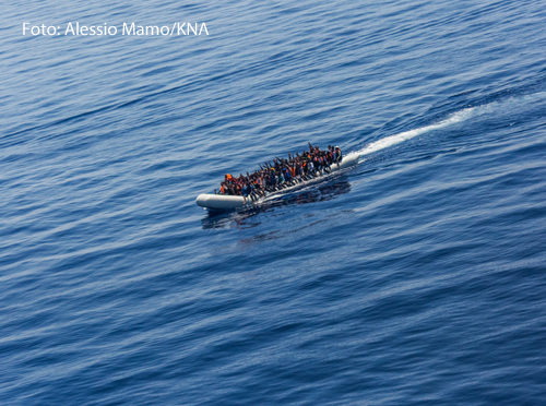 Ein Schlauchboot mit vielen Flüchtlingen in Seenot auf dem Mittelmeer im SAR-Gebiet (Search-and-Rescue-Zone)