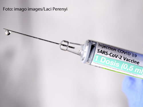 Auf einer Spritze steht "Sars-Cov2".