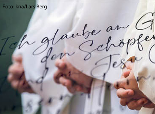 Priester halten ihre Hände gefaltet. Über dem Bild liegt ein Schriftzug mit den ersten Zeilen des Glaubensbekenntnis. 