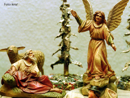 Diese Krippe zeigt einen Engel, der den Hirten auf dem Feld die Botschaft von der Geburt Jesu verkündet.