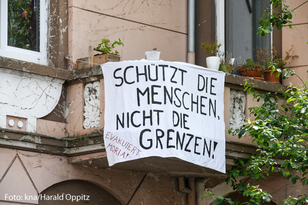Ein Banner fordert, Geflüchtete aus Moria in Deutschland aufzunehmen