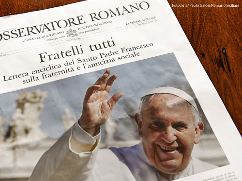 Die Zeitung L'Osservatore Romano mit dem Abdruck der neuen Enzyklika "Fratelli tutti" von Papst Franziskus