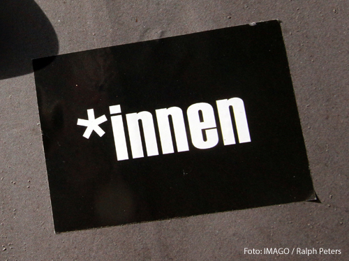 Ein Aufkleber trägt die Aufschrift *innen.