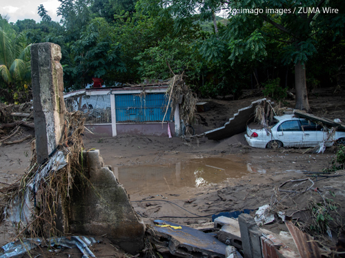 Eine zerstörte Straße in Honduras. Dort hat der Wirbelsturm Eta für heftige Überschwemmungen gesorgt. 