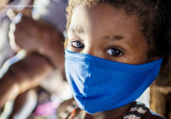 Ein Mädchen in Brasilien, einem der Länder, die besonders schlimm an der Corona-Krise leiden.