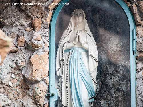 Eine Statue zeigt die betende Muttergottes 