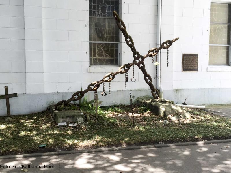 Kreuz aus Ketten als Sklavendenkmal vor Kirche in New Orleans