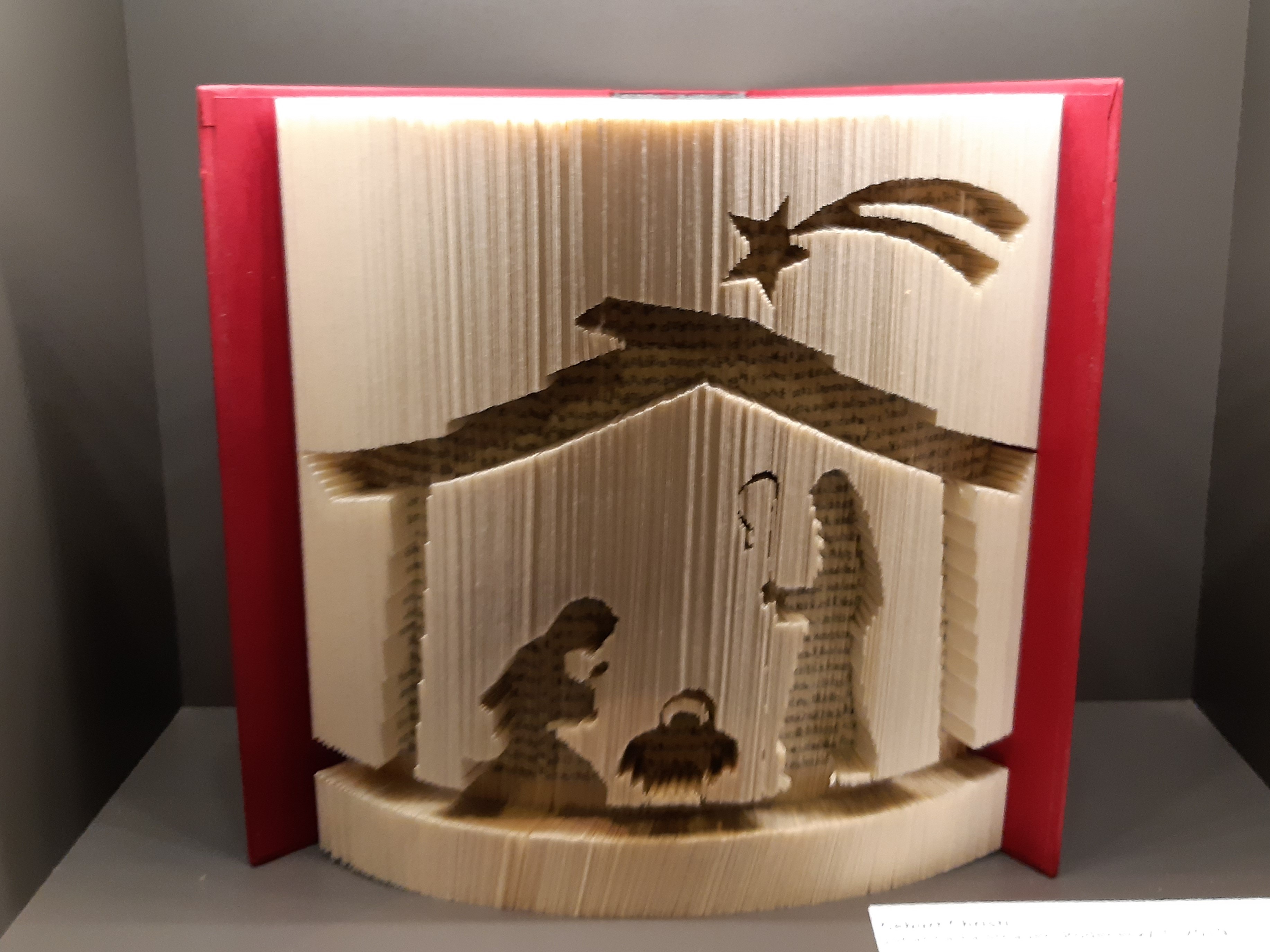 Buchfalten ist eine besondere Kunst - hier mit Krippenszene