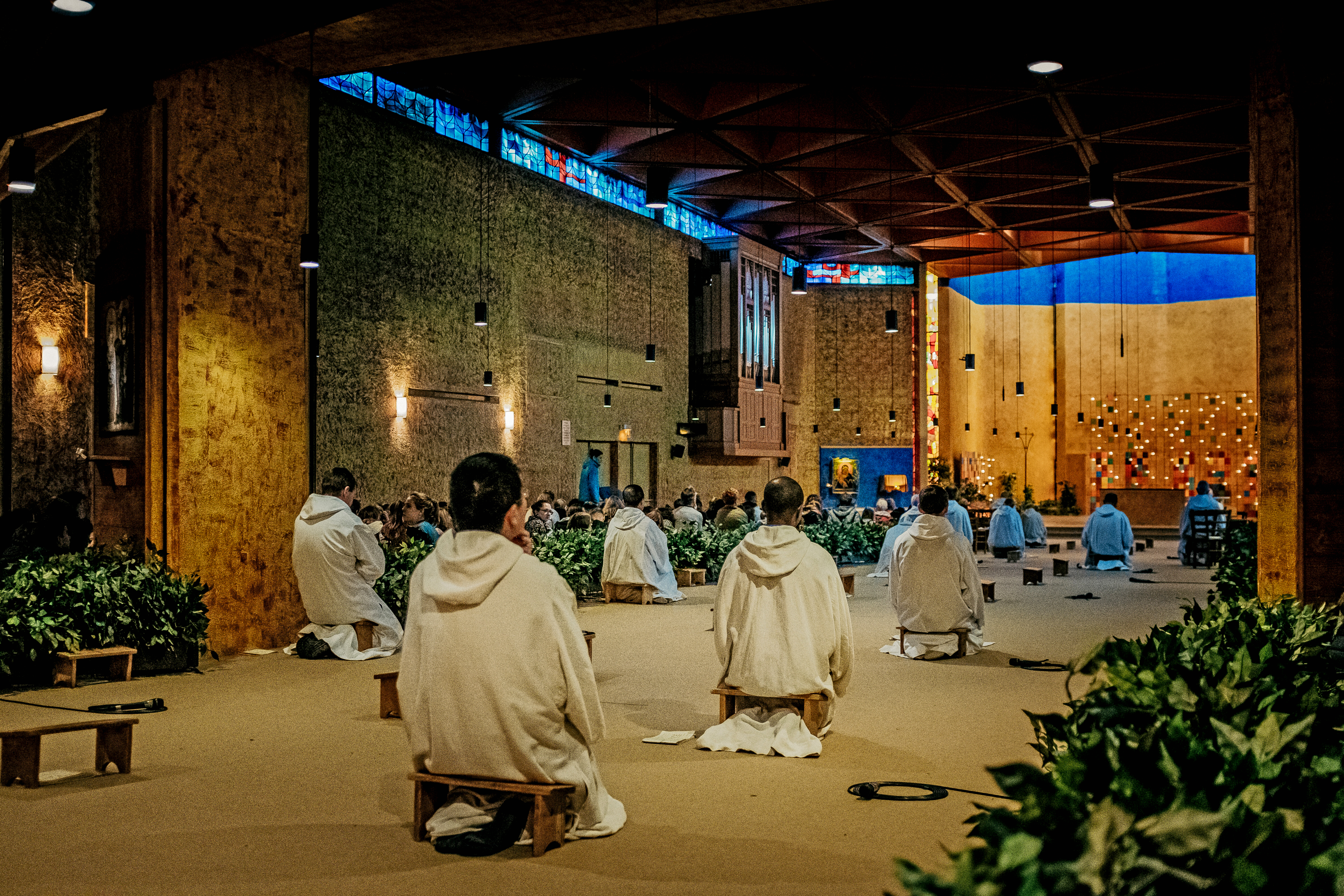 Kniende Brüder in Taizé