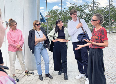 Besucher diskutieren über das Kunstwerk.