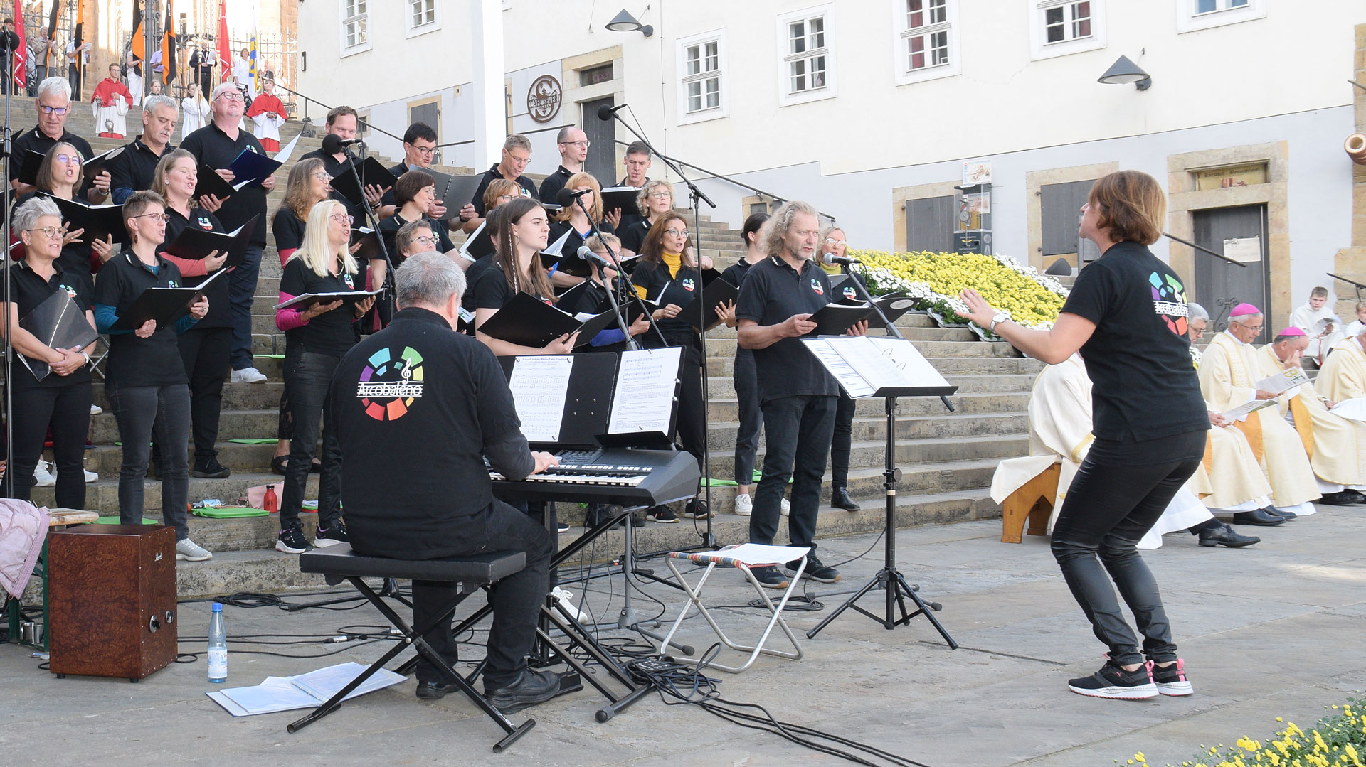 Der Chor Arcobaleno singt im Wallfahrtsgottesdienst.