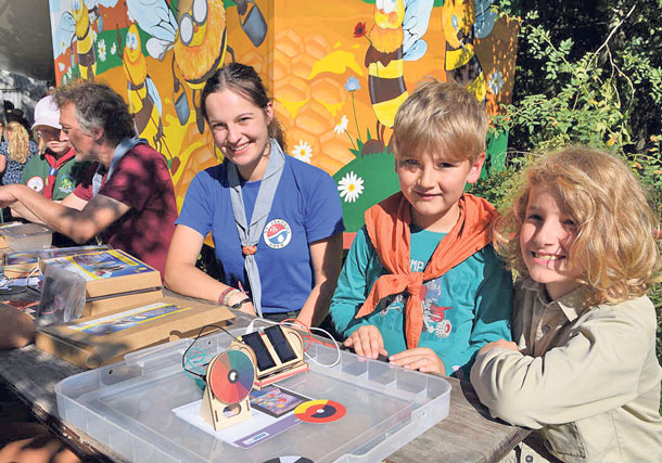 Pfadfinder mit Solarpanelen