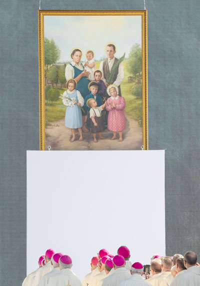 Bischöfe vor dem Bild der Familie Ulma