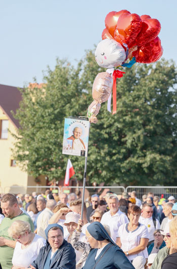 Viele Menschen bei der Seligsprechung
