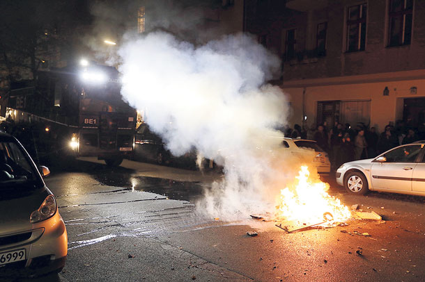 Brandsatz auf einer Berliner Straße