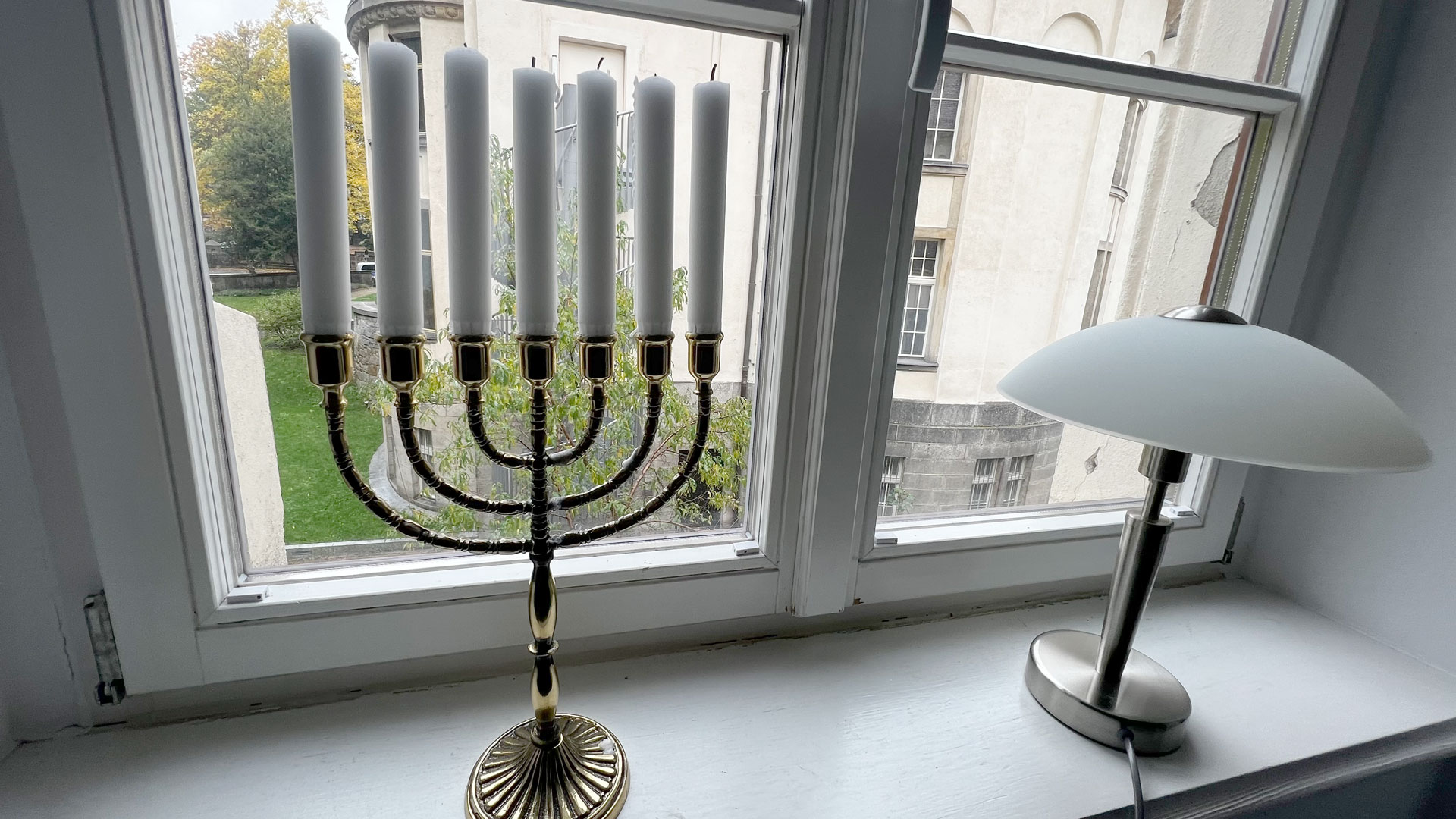 Fensterbrett mit Menora