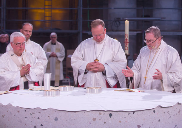 erstes Hochgebet am neuen Altar