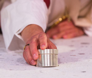 Reliquie wird in Altar eingesetzt