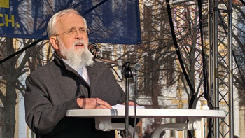 Bischof Gerhard Feige spricht auf einer Demo gegen rechts