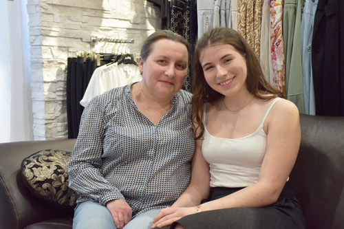 Mutter und Tochter bei der Bibeltag-Lesung 