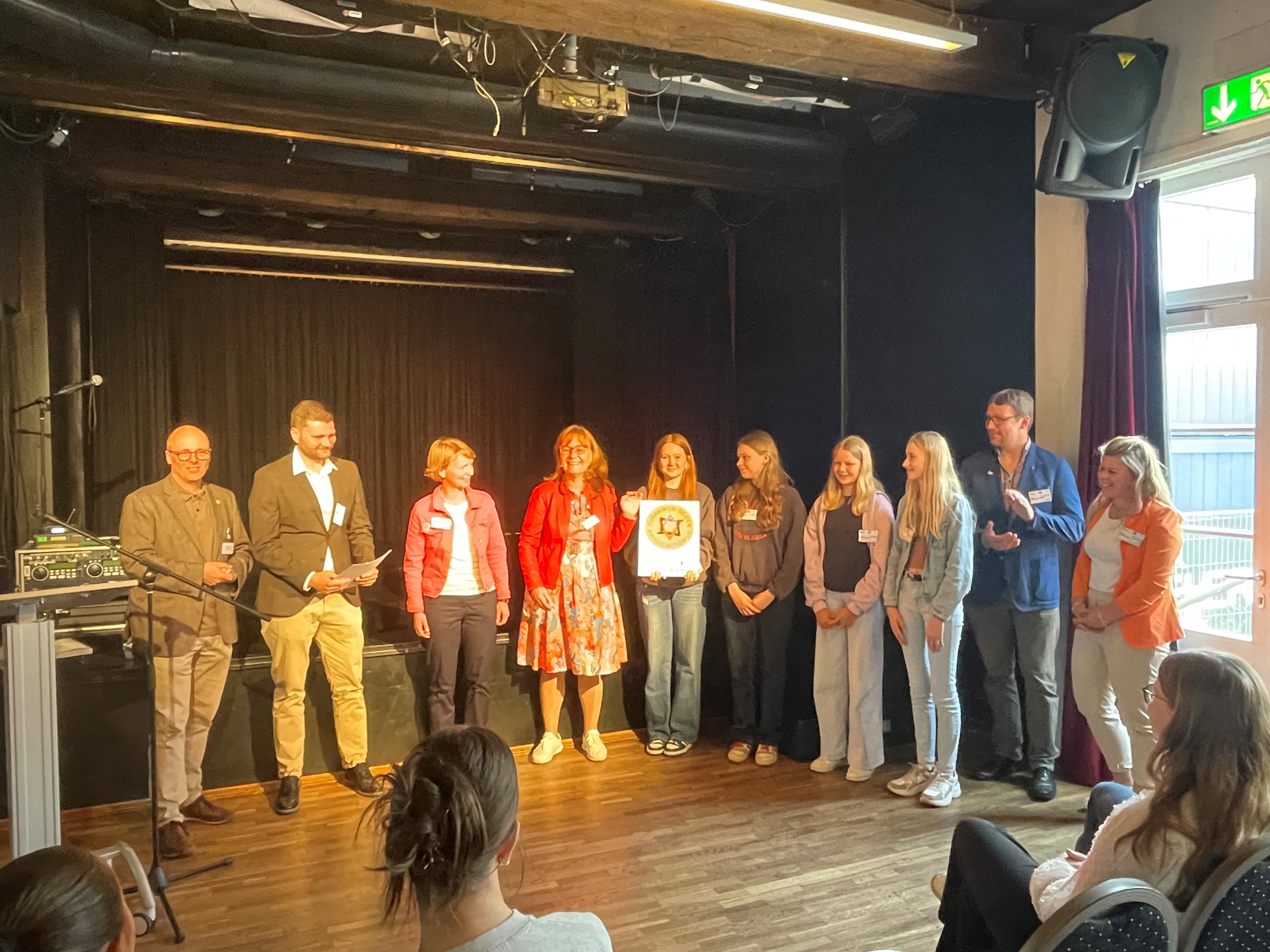 Eine Gruppe junger Menschen wird ausgezeichnet