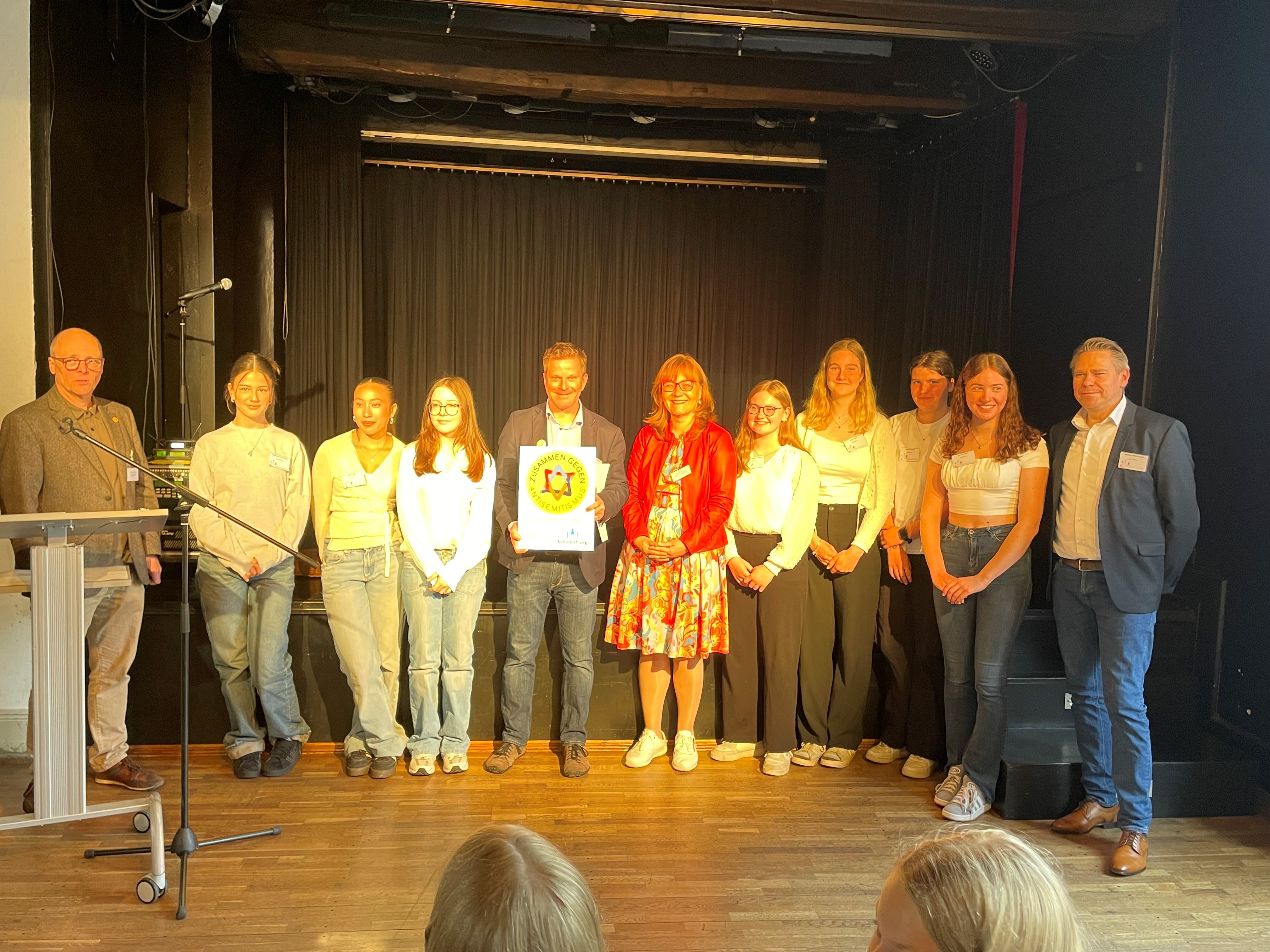Eine Gruppe junger Menschen erhält eine Auszeichnung