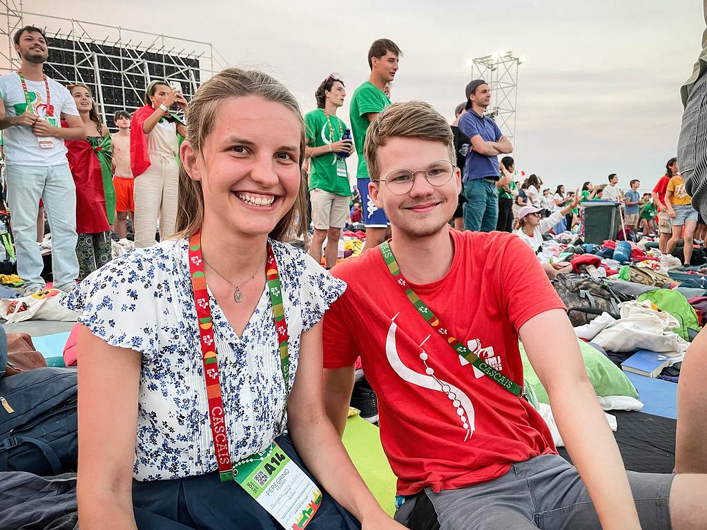 Anna und Haakon aus dem Erzbistum Köln beim Weltjugendtag im Tejo-Park in Lissabon