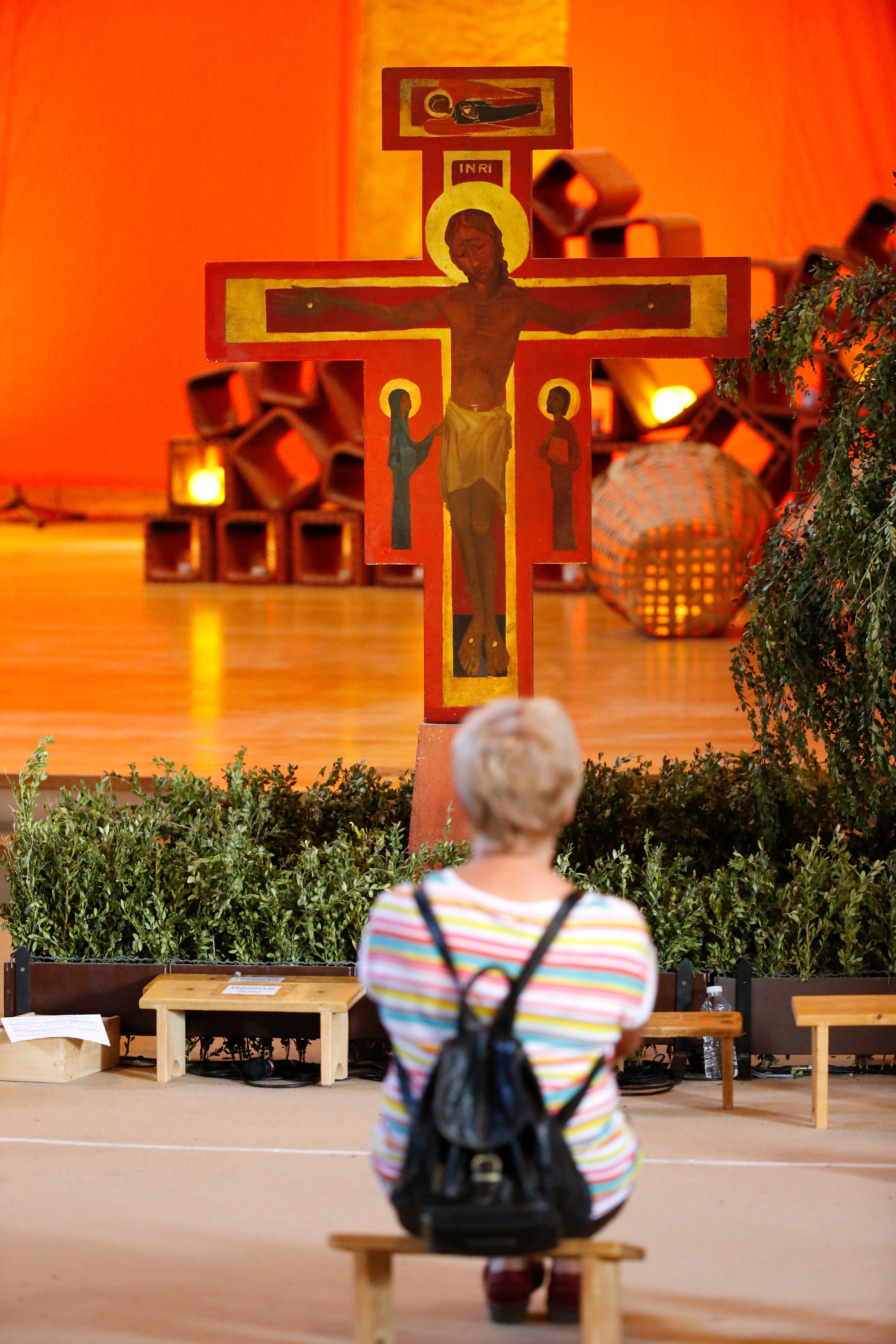Frau vor Kreuz in Taizé