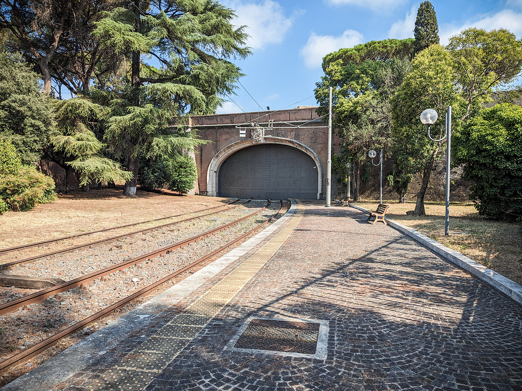 Bahnhof San Pietro und Tor zum Vatikan