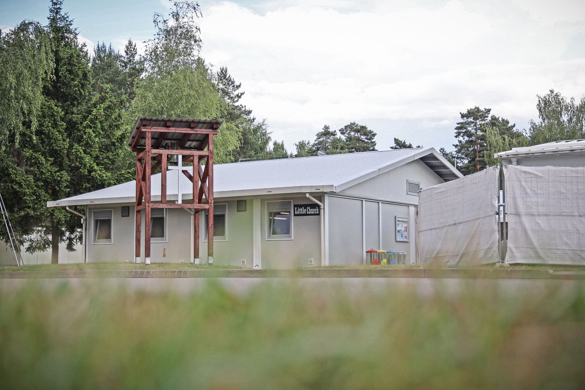 Die Baracke dient als Kirche auf dem Militärgelände