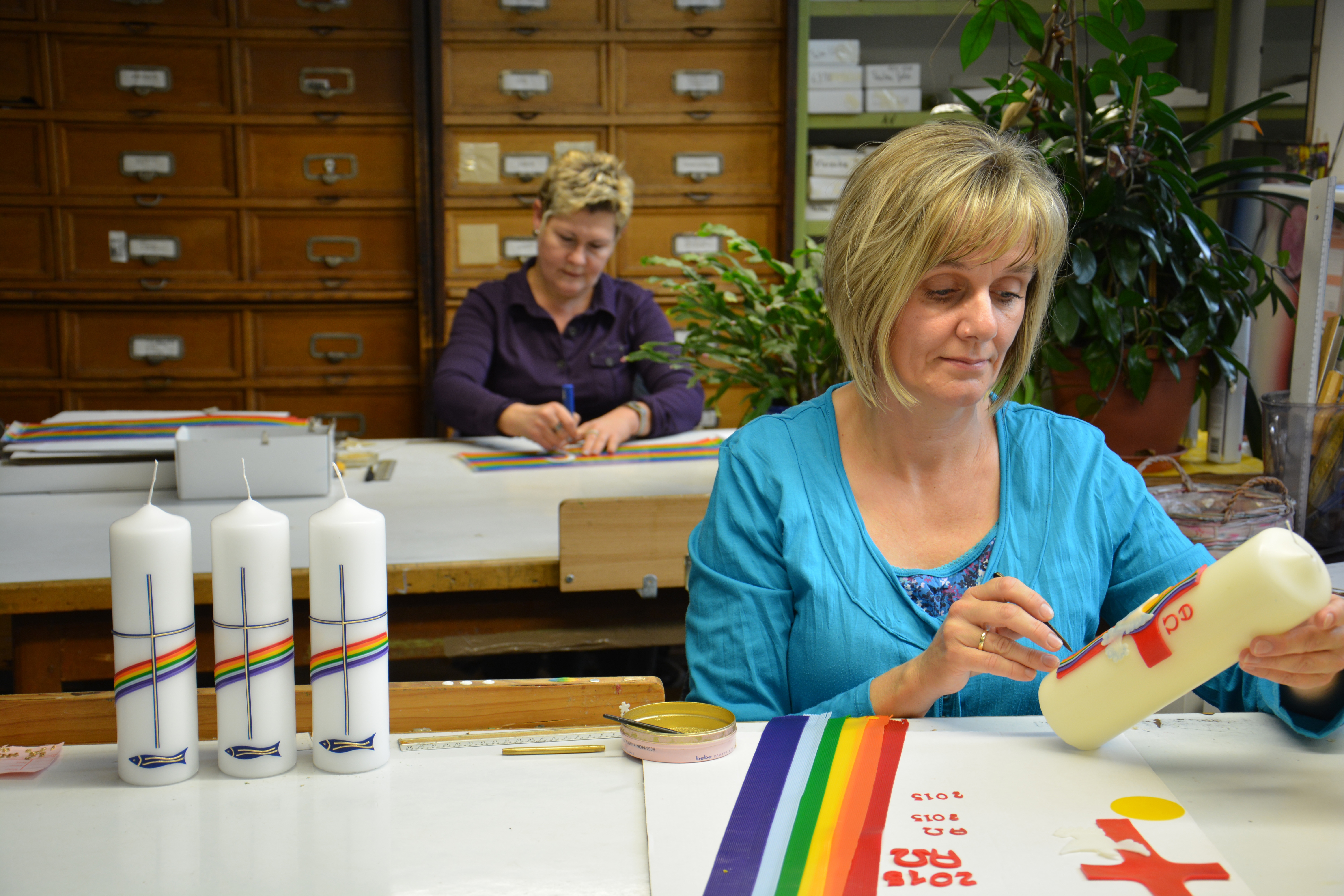 Mitarbeiterin der Kerzenmanufaktur Flügel