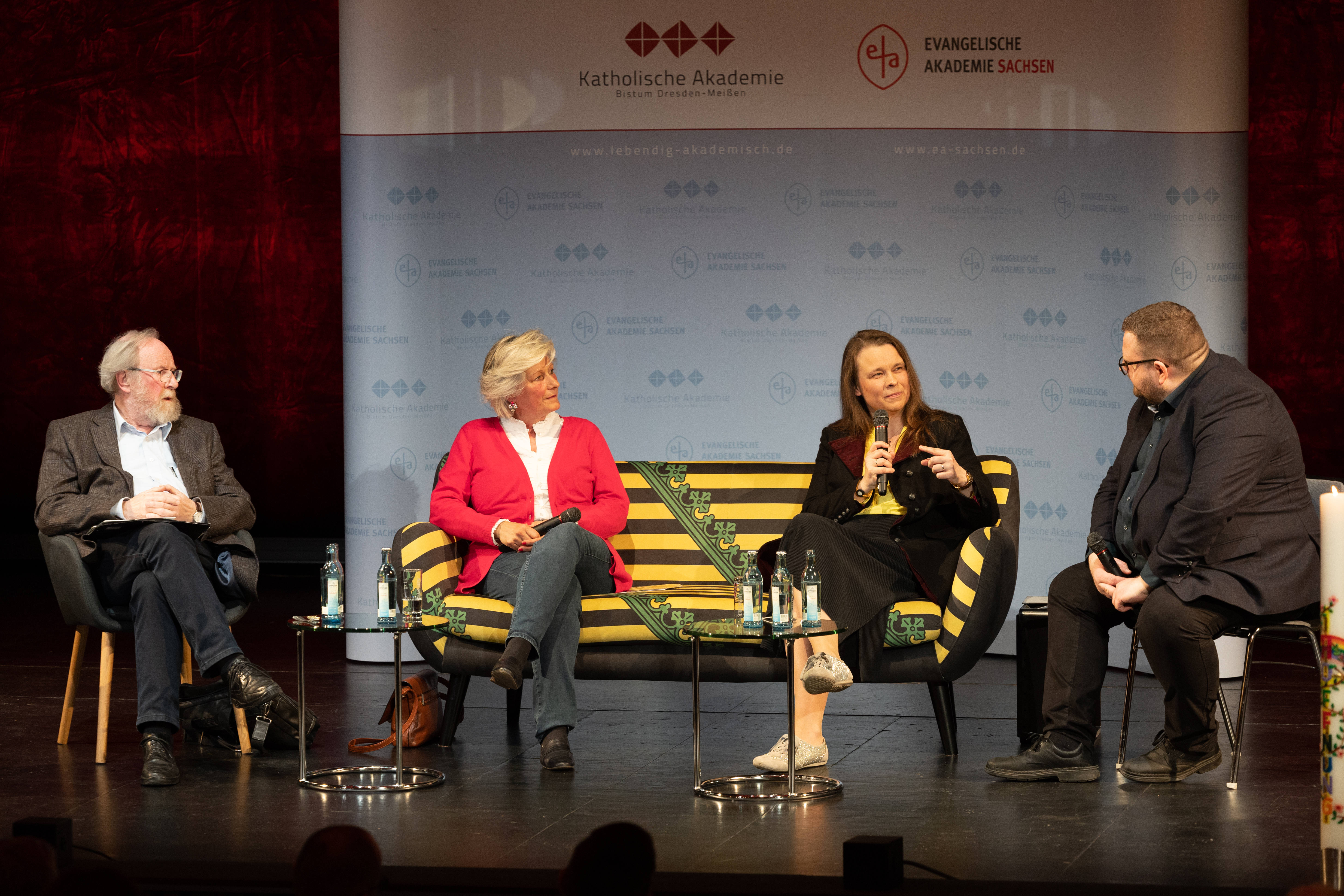 Gäste des SachsenSofas diskutieren