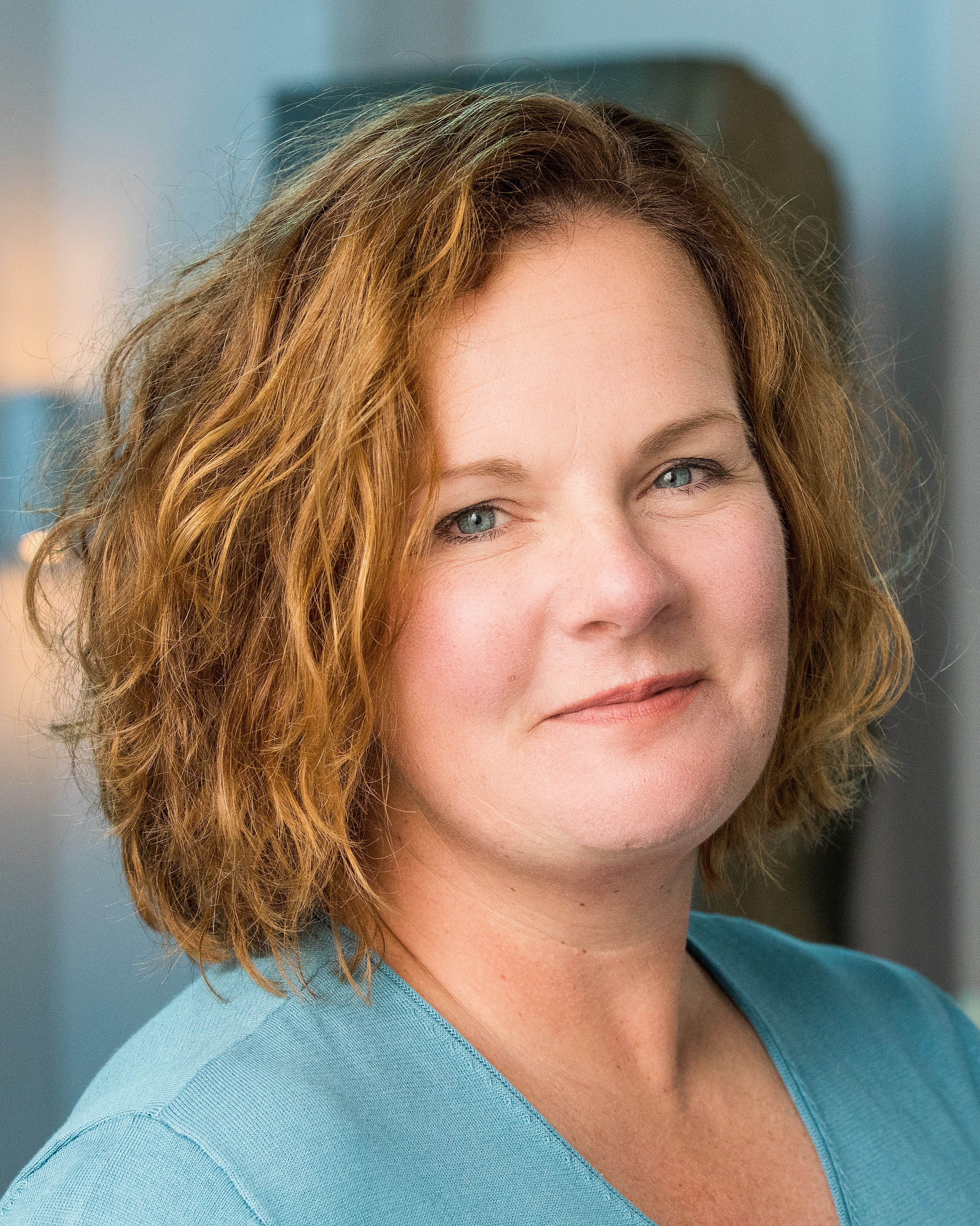 Portrait von einer Frau mit roten lockigen Haaren