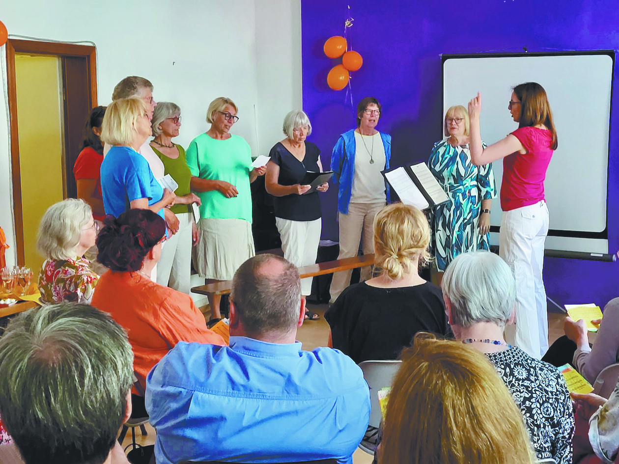 Musikalisch wird die Feierstunde zum Jubiläum von einem neunköpfigen Projektchor belebt.