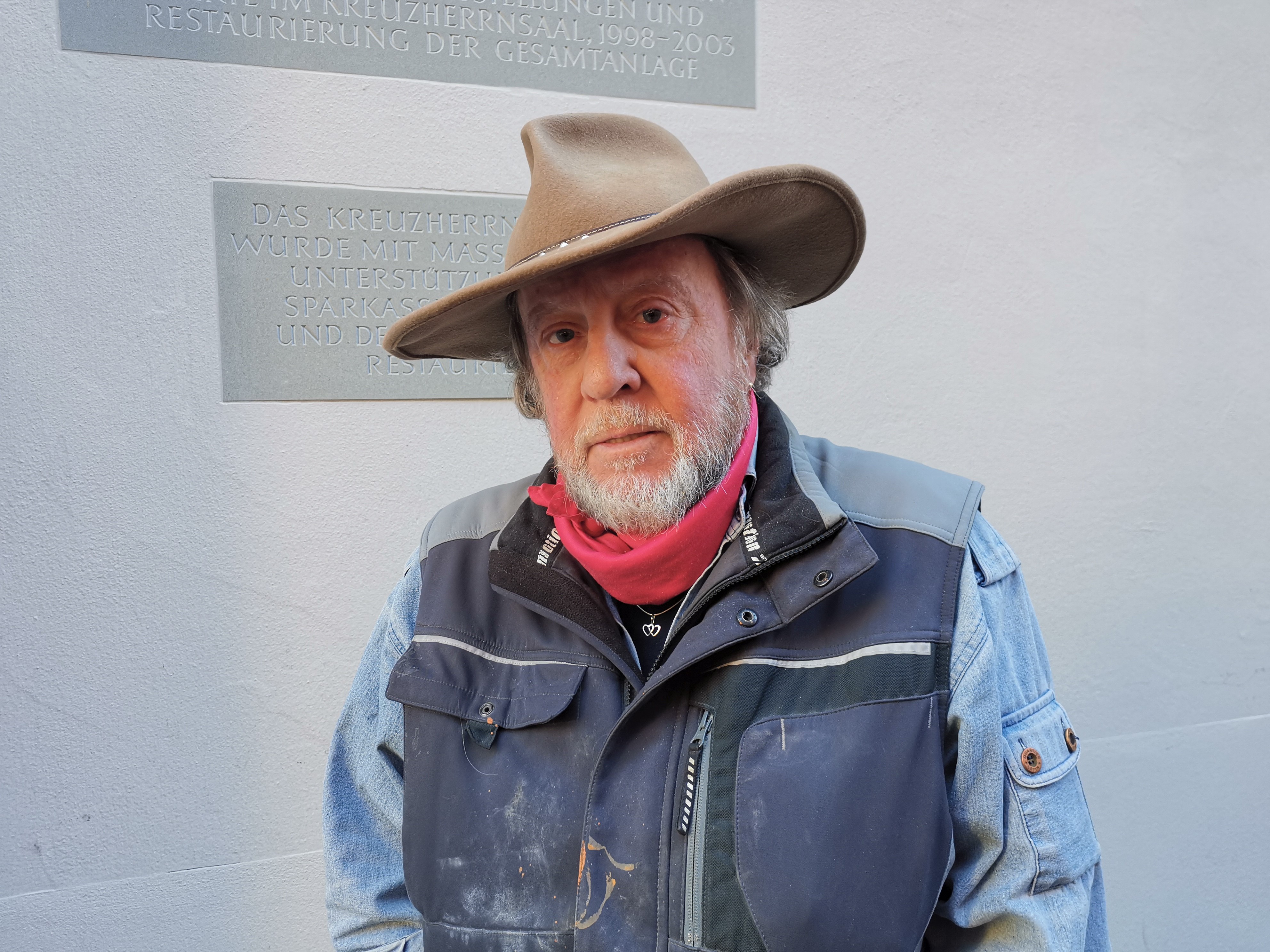 Ein Mann mit Hut und Weste