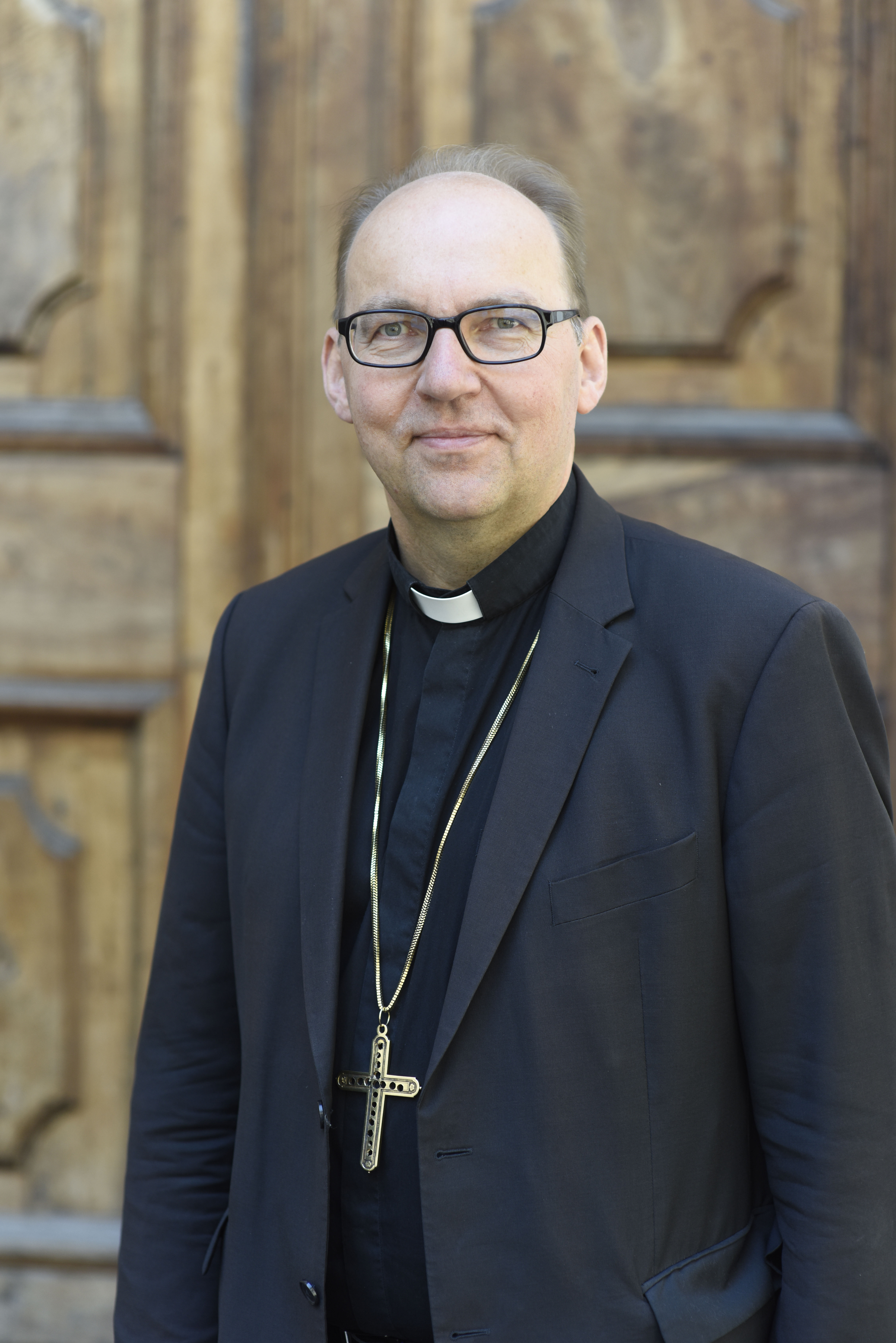 Porträtfoto von Bischof Glettler