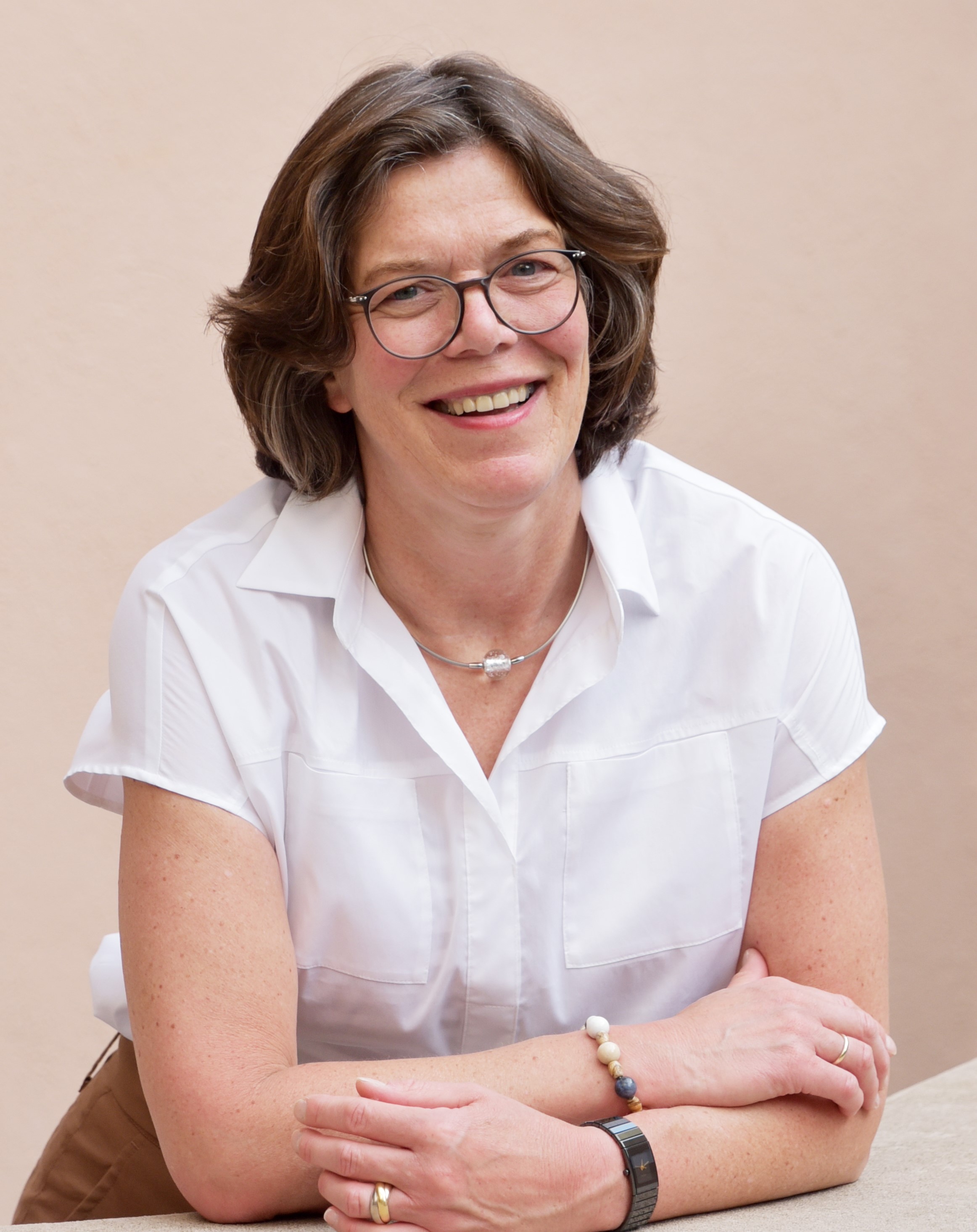 eine Frau mit weißer Bluse