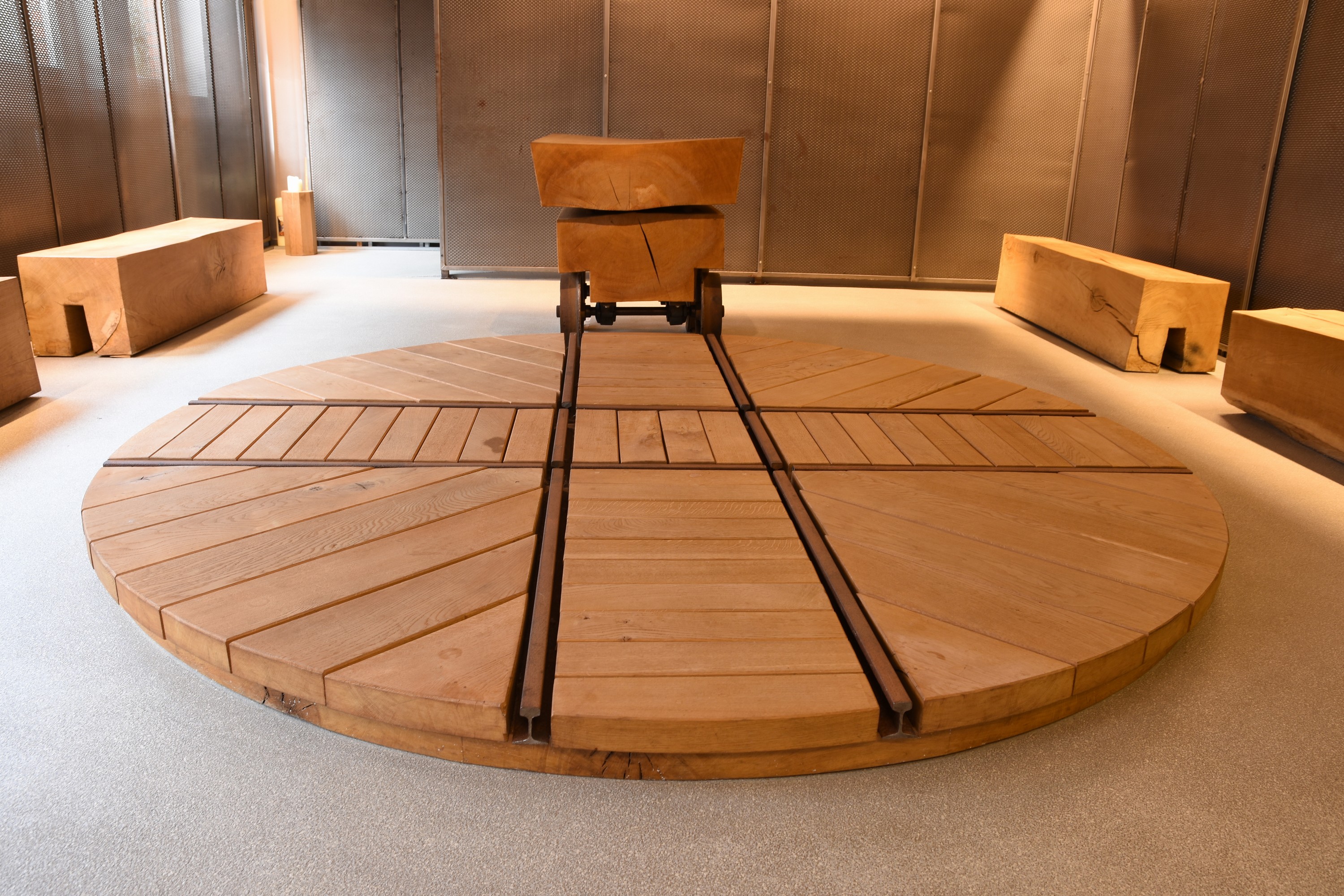 Eine Lore aus Holz auf einem Drehkreuz