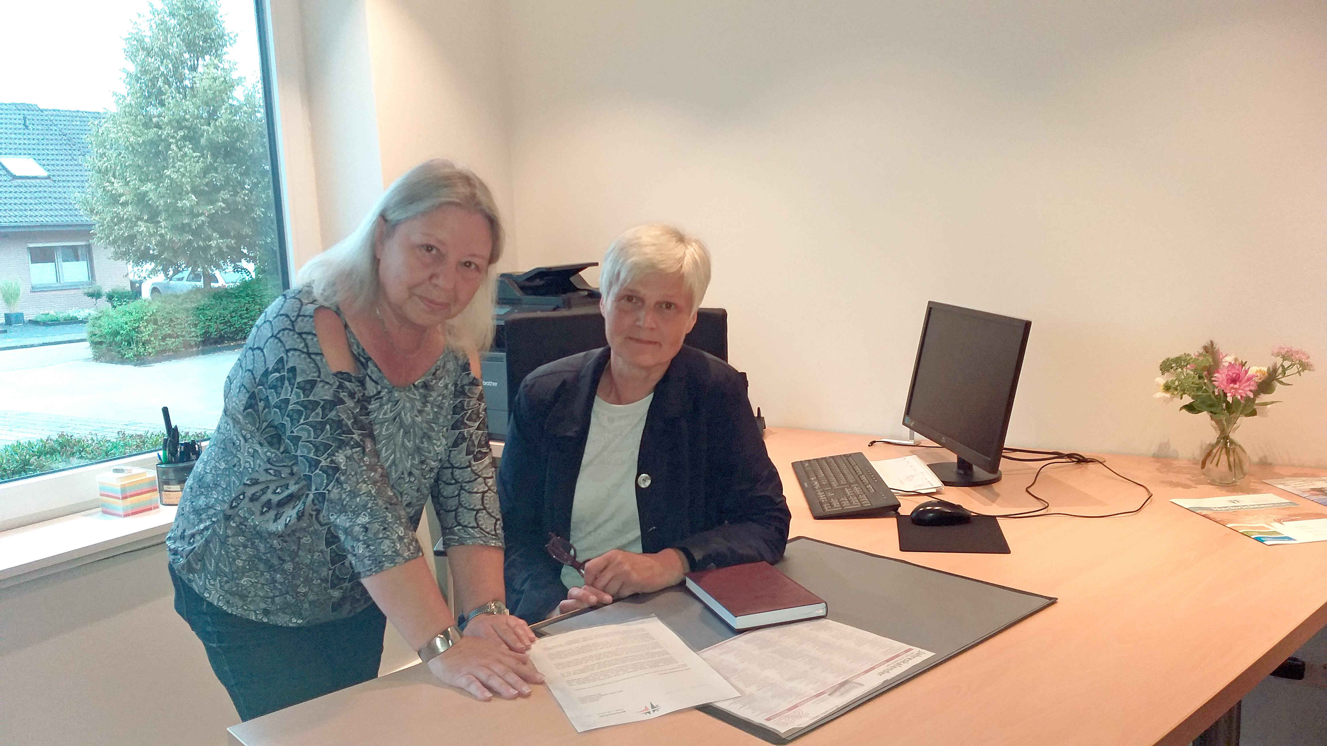 Zwei Frauen an einem Schreibtisch.