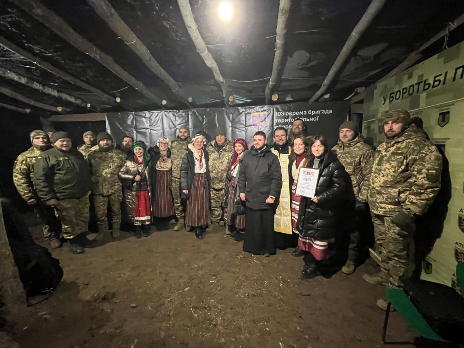 Weihbischof Maksym Ryabukha an der Front mit Soldaten in der Ukraine