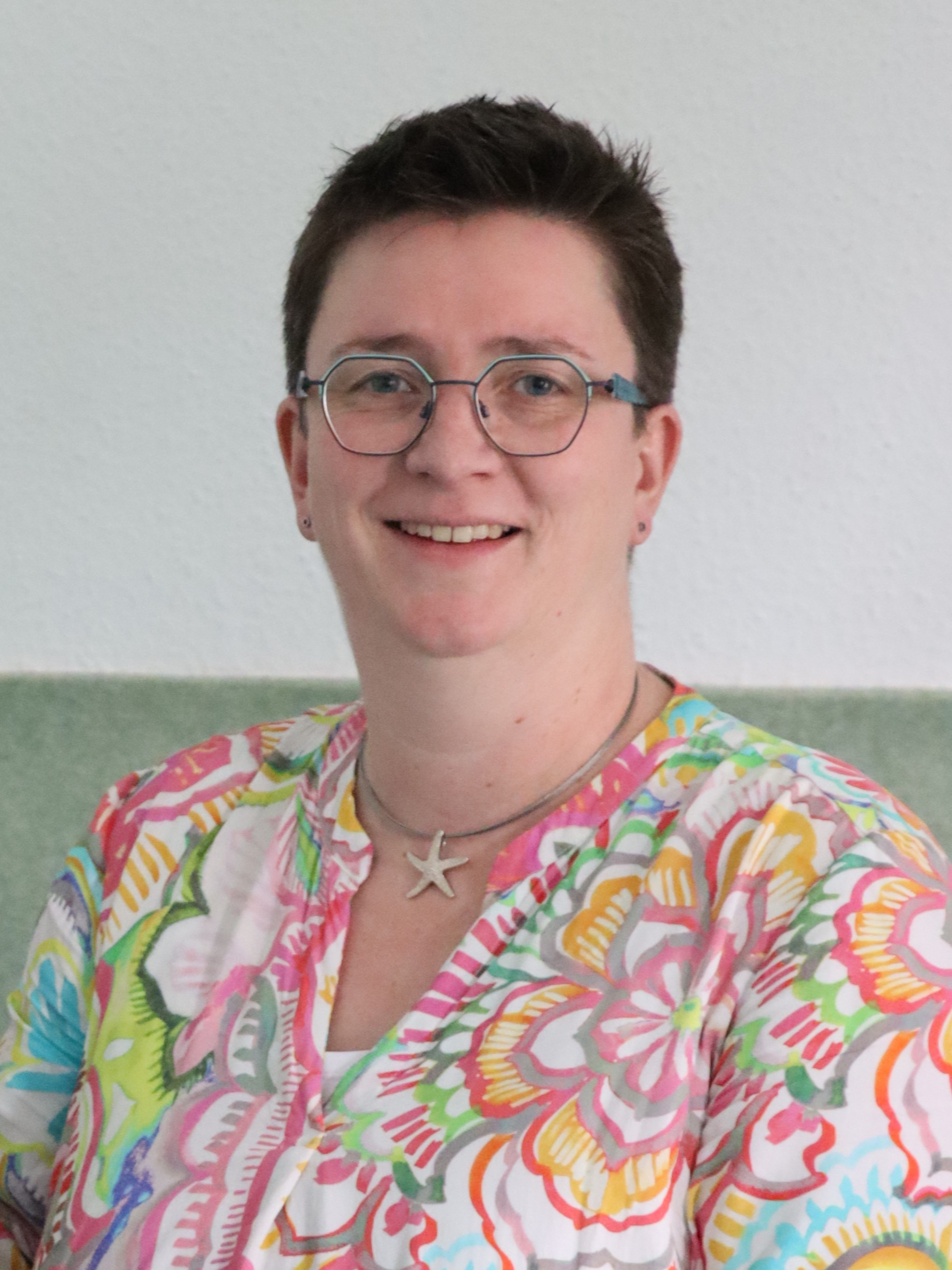 Porträtfoto von einer Frau mit kurzen Haaren