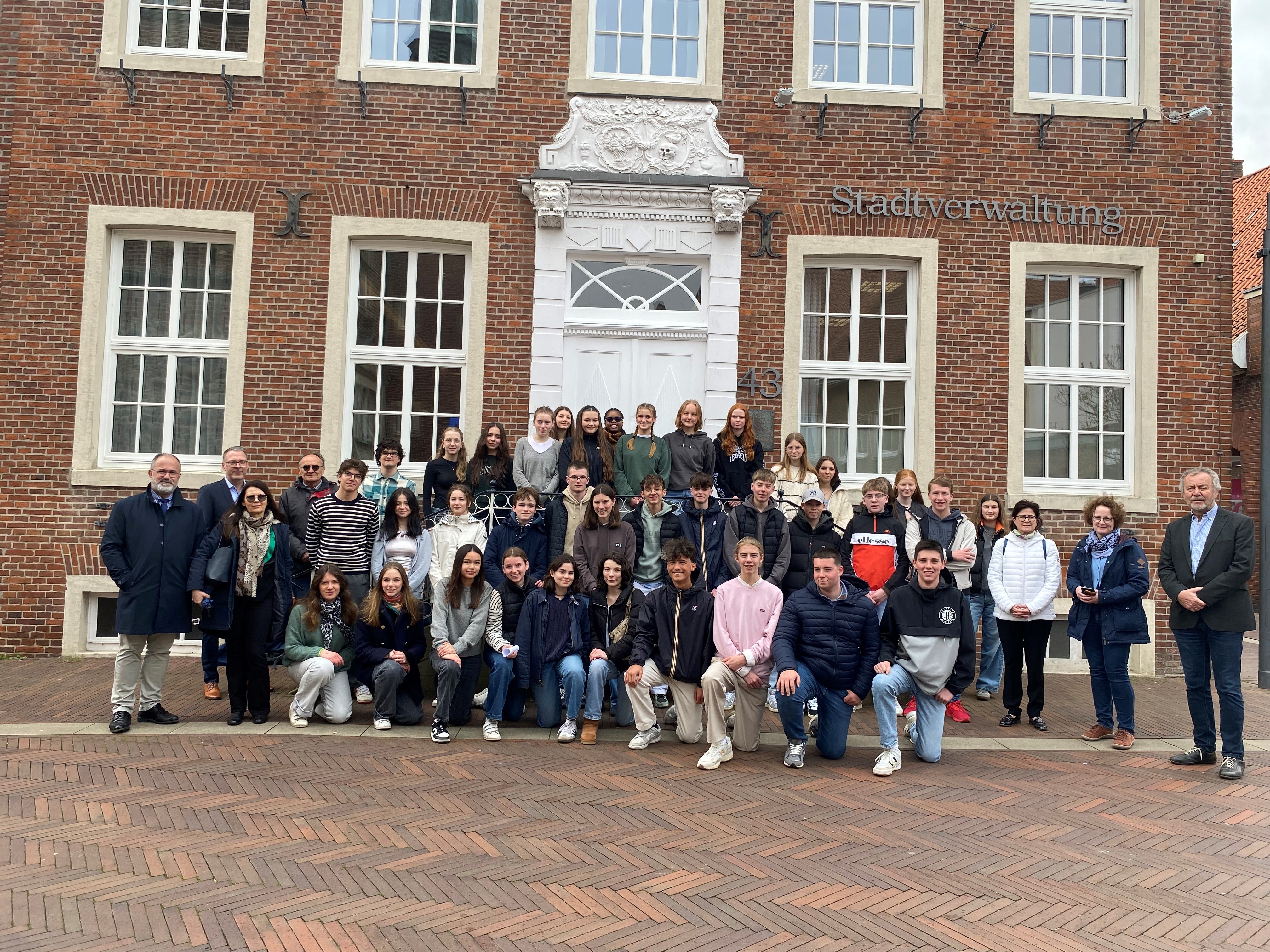 Eine Gruppe von Schülern steht vor dem Meppener Rathaus