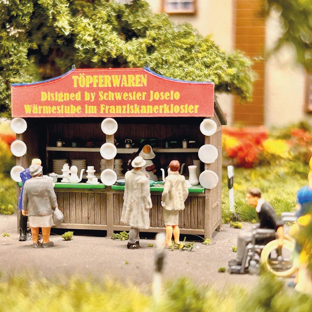 Stand mit Töpfereiwaren Miniatureisenbahn