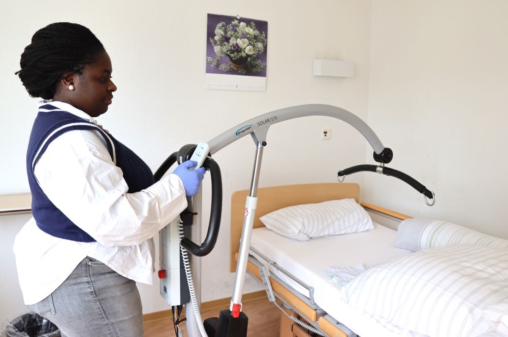 Jennifer Yeboah am Pflegebett