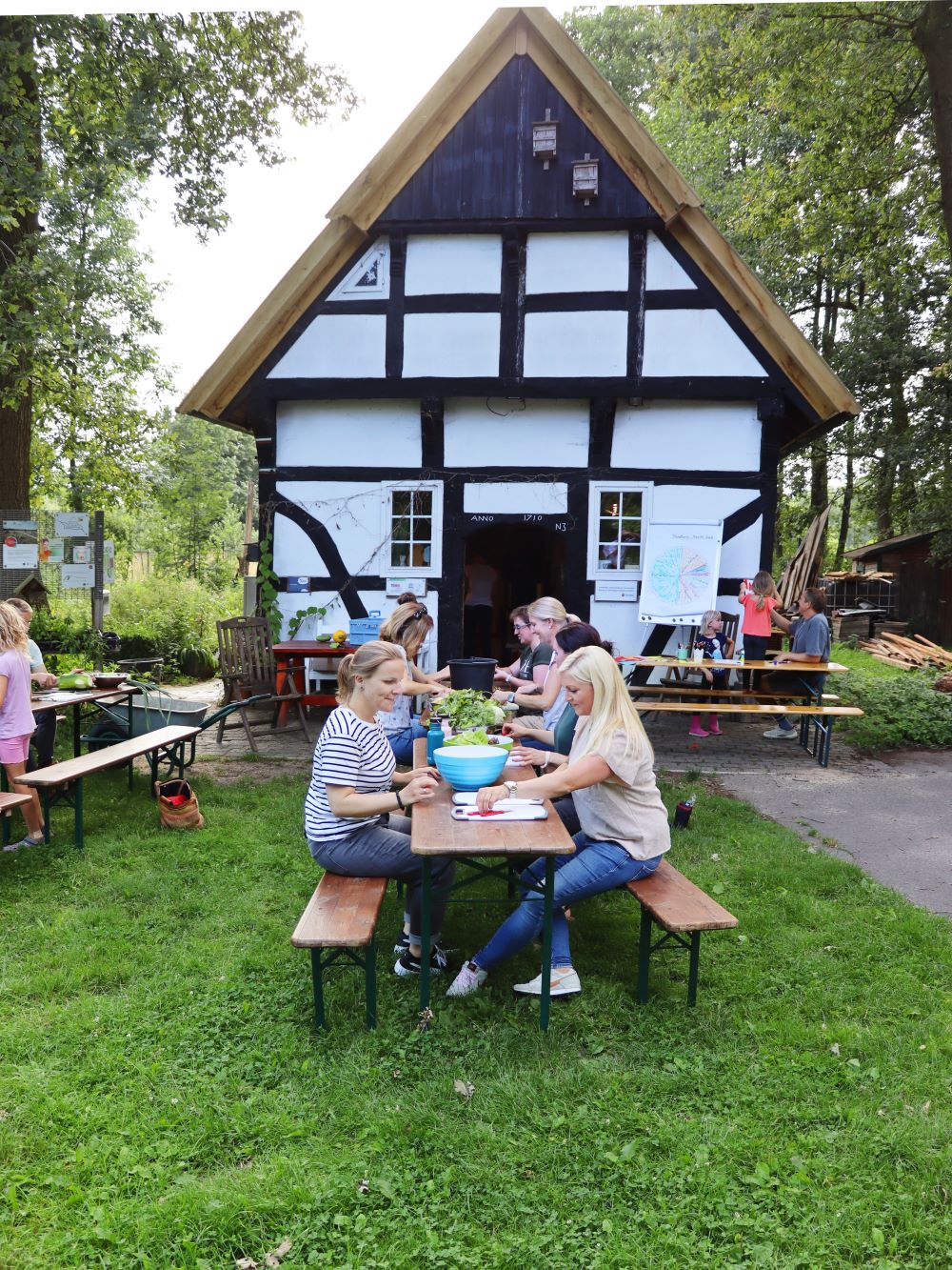 Menschen essen im Garten