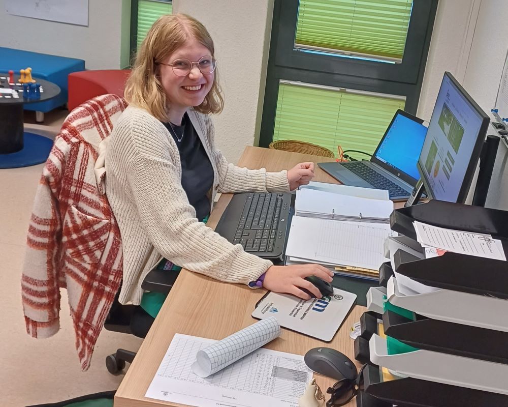 FSJ-lerin am Schreibtisch
