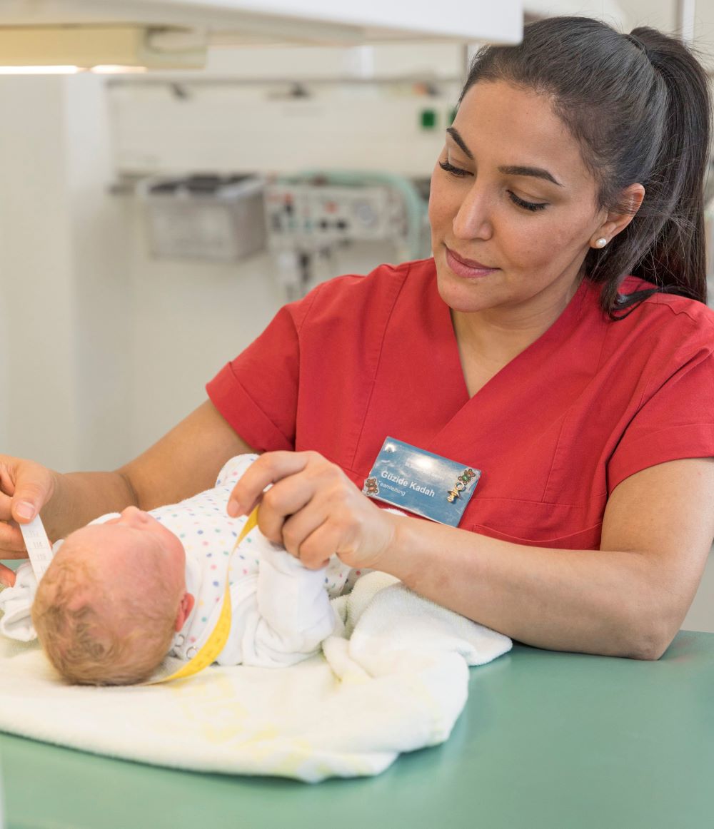 Ein Neugeborenes wird versorgt.