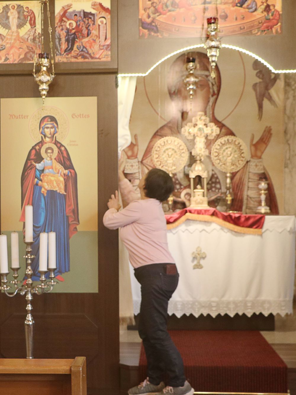 Blick auf den Altar in einer orthodoxen Kirche